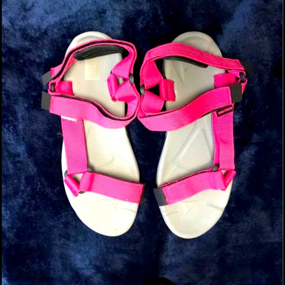 Teva-like Sanstorm sandals🌸🦋